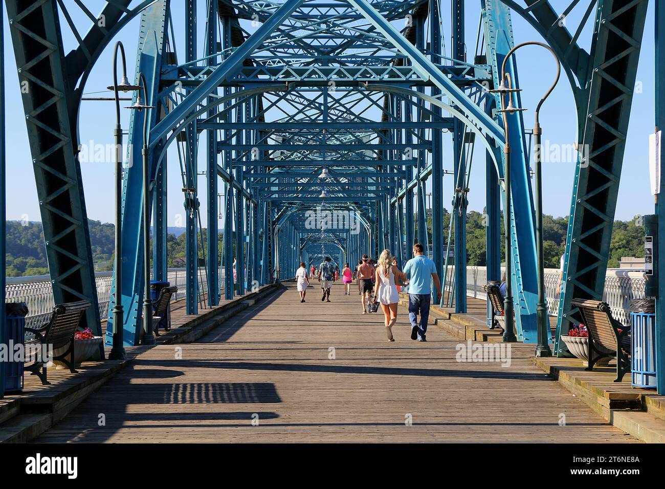 Chattanooga, Tennessee, Stati Uniti. La gente cammina sul ponte di Walnut Street. Foto Stock