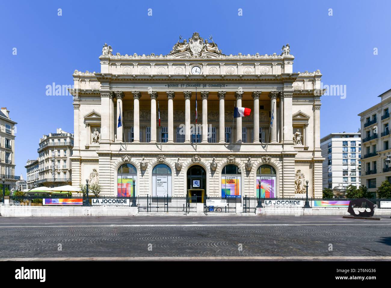 Marsiglia, Francia - 20 luglio 2022: L'edificio storico della Borsa di Marsiglia - Palazzo della Borsa e camera di commercio, 1860, Marsiglia, provenzale Foto Stock
