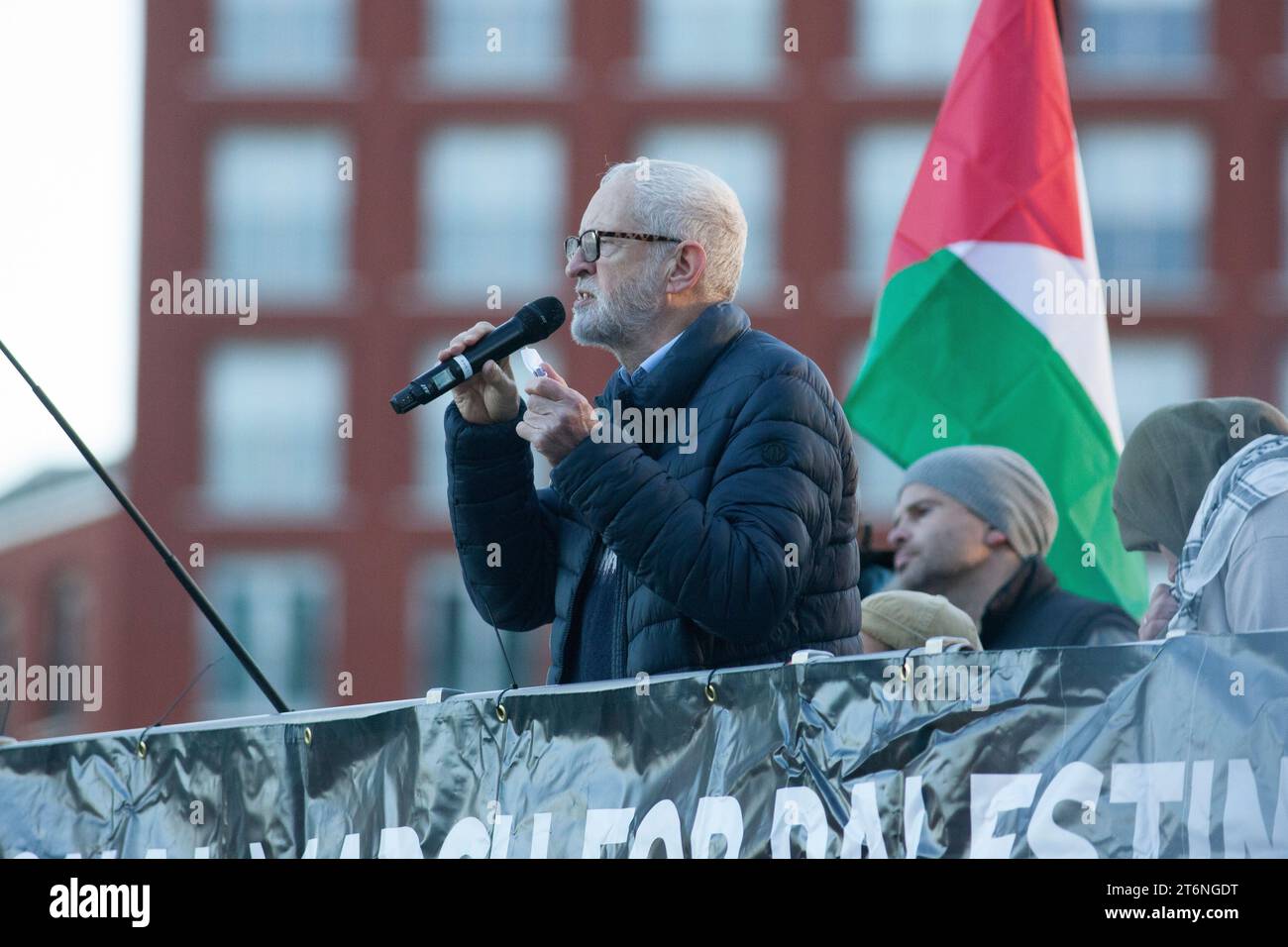 Londra, 11 novembre 2023: Jeremy Corbyn si rivolge alla folla di Vauxhall durante una marcia pro-palestinese a Londra. Oltre 800.000 manifestanti chiedevano un cessate il fuoco a Gaza. Da quando Hamas ha attaccato Israele il 7 ottobre, il bombardamento israeliano di Gaza ha causato migliaia di morti. La protesta di oggi è stata resa più pubblicità dai tentativi di Suella Braverman di pressurizzare la polizia affinché la proibisca. Anna Watson/Alamy Live News Foto Stock