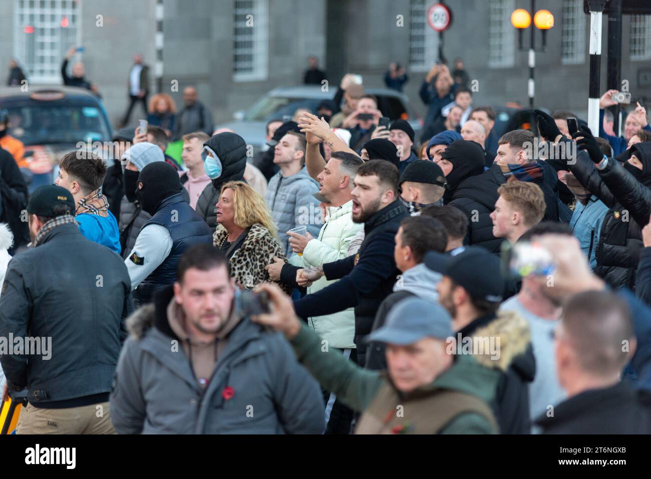 Westminster, Londra, Regno Unito. 11 novembre 2023. Le persone che si oppongono a un evento di protesta della Palestina libera che si svolge il giorno dell'armistizio si sono riunite a Londra. Un gruppo ha raccolto e gridato obiezioni al passaggio di manifestanti palestinesi, lanciando missili. La polizia è intervenuta. Marchio all'estrema destra Foto Stock