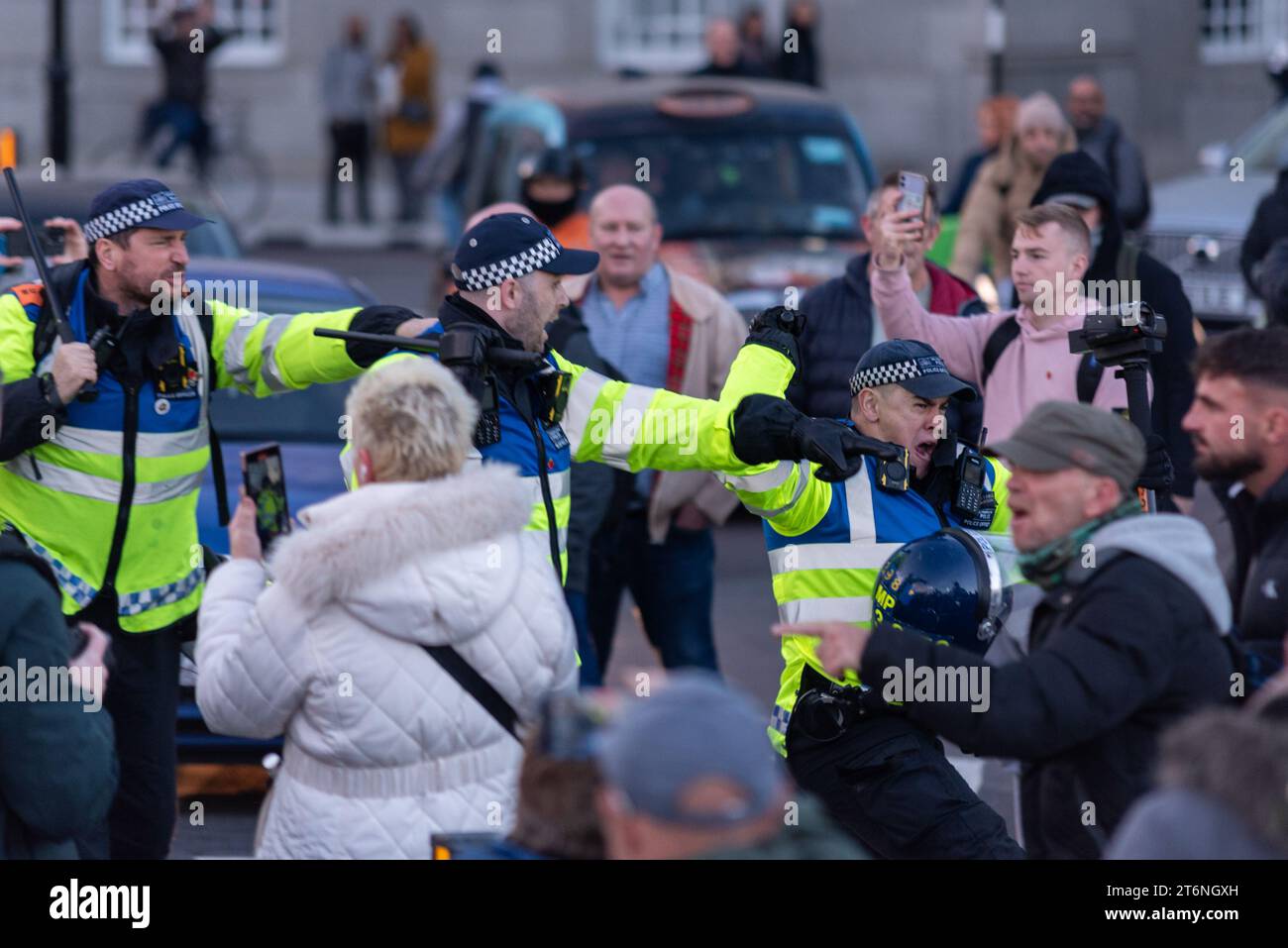 Westminster, Londra, Regno Unito. 11 novembre 2023. Le persone che si oppongono a un evento di protesta della Palestina libera che si svolge il giorno dell'armistizio si sono riunite a Londra. Un gruppo ha raccolto e gridato obiezioni al passaggio di manifestanti palestinesi, lanciando missili. La polizia è intervenuta. Marchio all'estrema destra Foto Stock