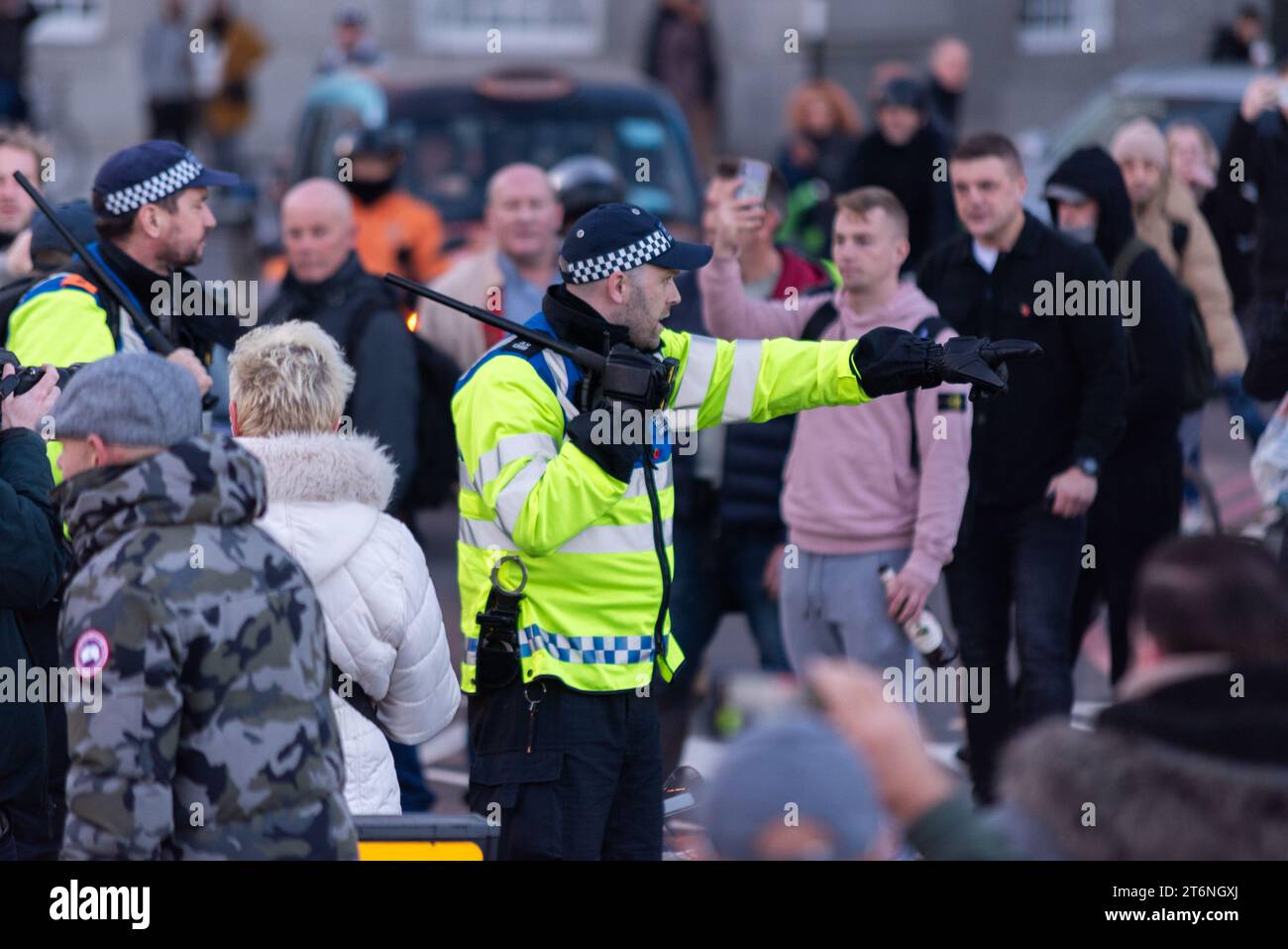 Westminster, Londra, Regno Unito. 11 novembre 2023. Le persone che si oppongono a un evento di protesta della Palestina libera che si svolge il giorno dell'armistizio si sono riunite a Londra. Un gruppo ha raccolto e gridato obiezioni al passaggio di manifestanti palestinesi, lanciando missili. La polizia è intervenuta. Marchio all'estrema destra Foto Stock