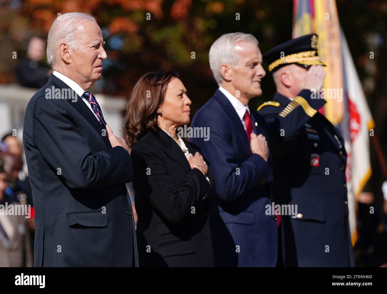 Presidente Joe Biden, Vice Presidente Kamala Harris, Segretario agli affari Veterani Denis McDonough e maggior generale Allan M. Pepin, comandante generale della Joint Task Force-National Capital Region (L-R) ascolta l'inno nazionale durante una cerimonia di posa della corona presso la Tomba del Milite Ignoto come parte di un'osservanza del National Veterans Day presso il Cimitero nazionale di Arlington, Virginia, sabato 11 novembre 2023. Foto di Bonnie Cash/UPI Foto Stock