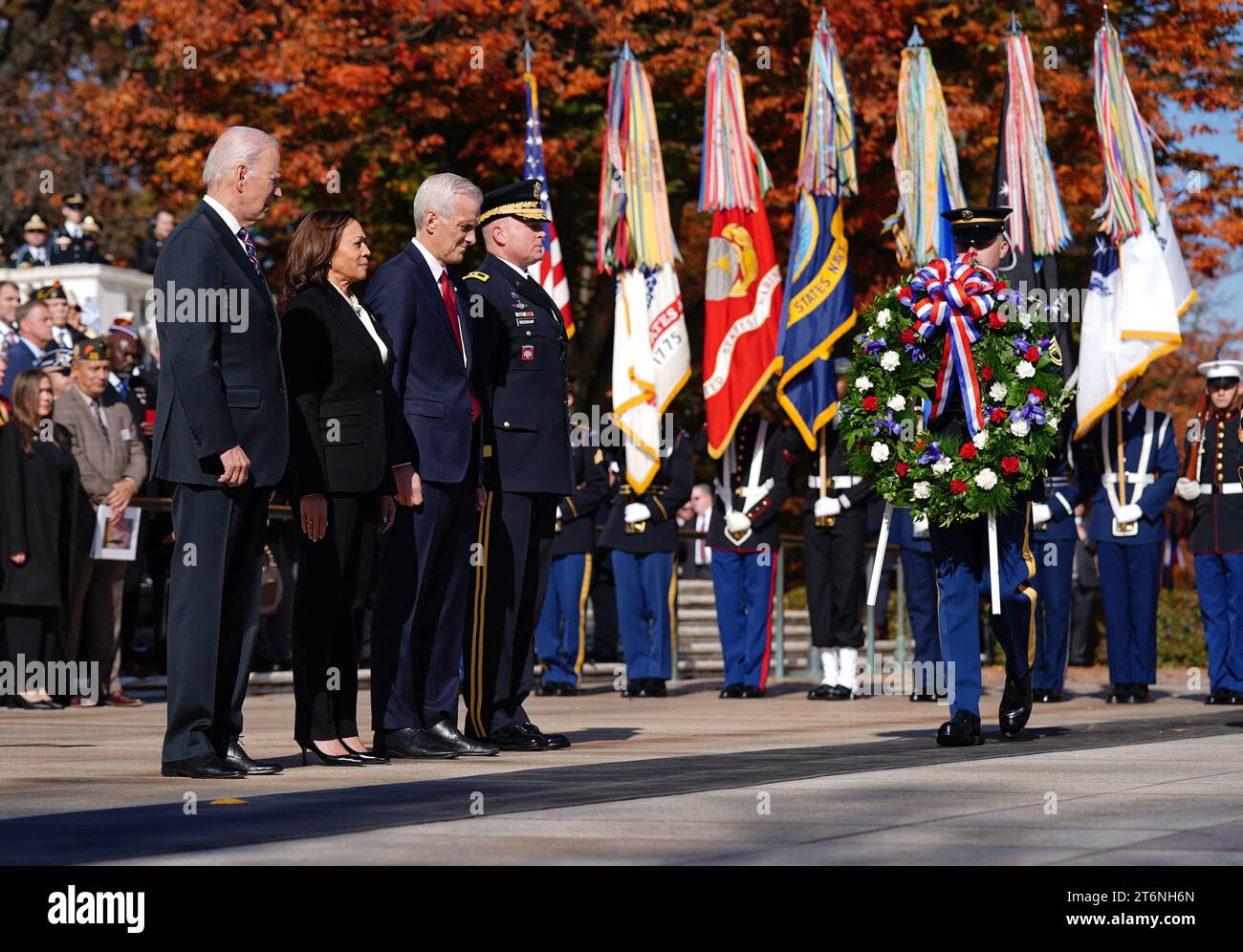 Il presidente Joe Biden, il vicepresidente Kamala Harris, il segretario agli affari dei veterani Denis McDonough e il maggiore generale Allan M. Pepin, comandante generale della Joint Task Force-National Capital Region (da L a R), arrivano per una cerimonia di posa delle ghirlande nell'ambito di un'osservanza della giornata nazionale dei veterani al Cimitero nazionale di Arlington, Virginia sabato 11 novembre 2023. Foto di Bonnie Cash/UPI Foto Stock