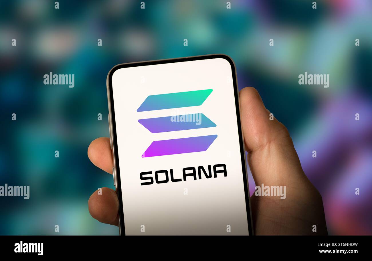 Logo di criptovaluta Solana visualizzato sullo smartphone Foto Stock