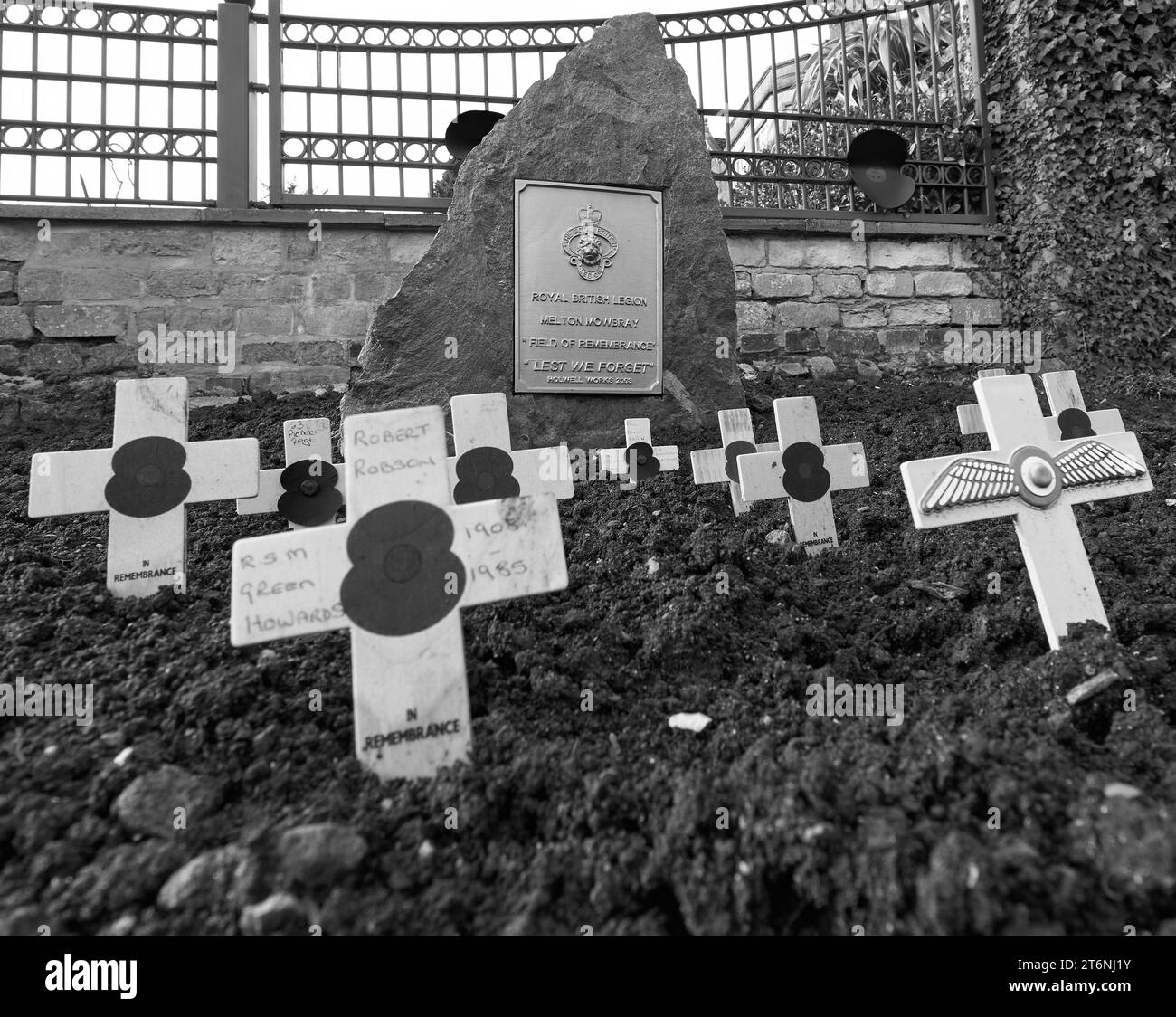 Papaveri commemorativi in legno in un giardino a Melton Mowbray, Regno Unito Foto Stock
