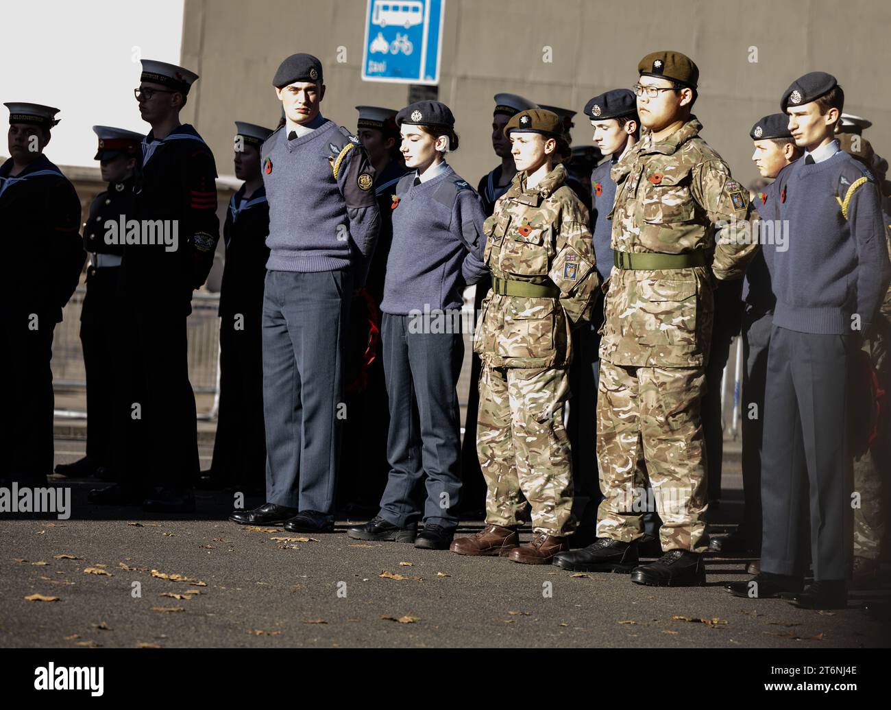 Londra Regno Unito 11 novembre 2023 Armistizio al Cenotafio Whitehall Londra Regno Unito in un'operazione di alta sicurezza per mantenere il cenotafio al sicuro. Credito Ian DavidsonAlamy Live News Foto Stock