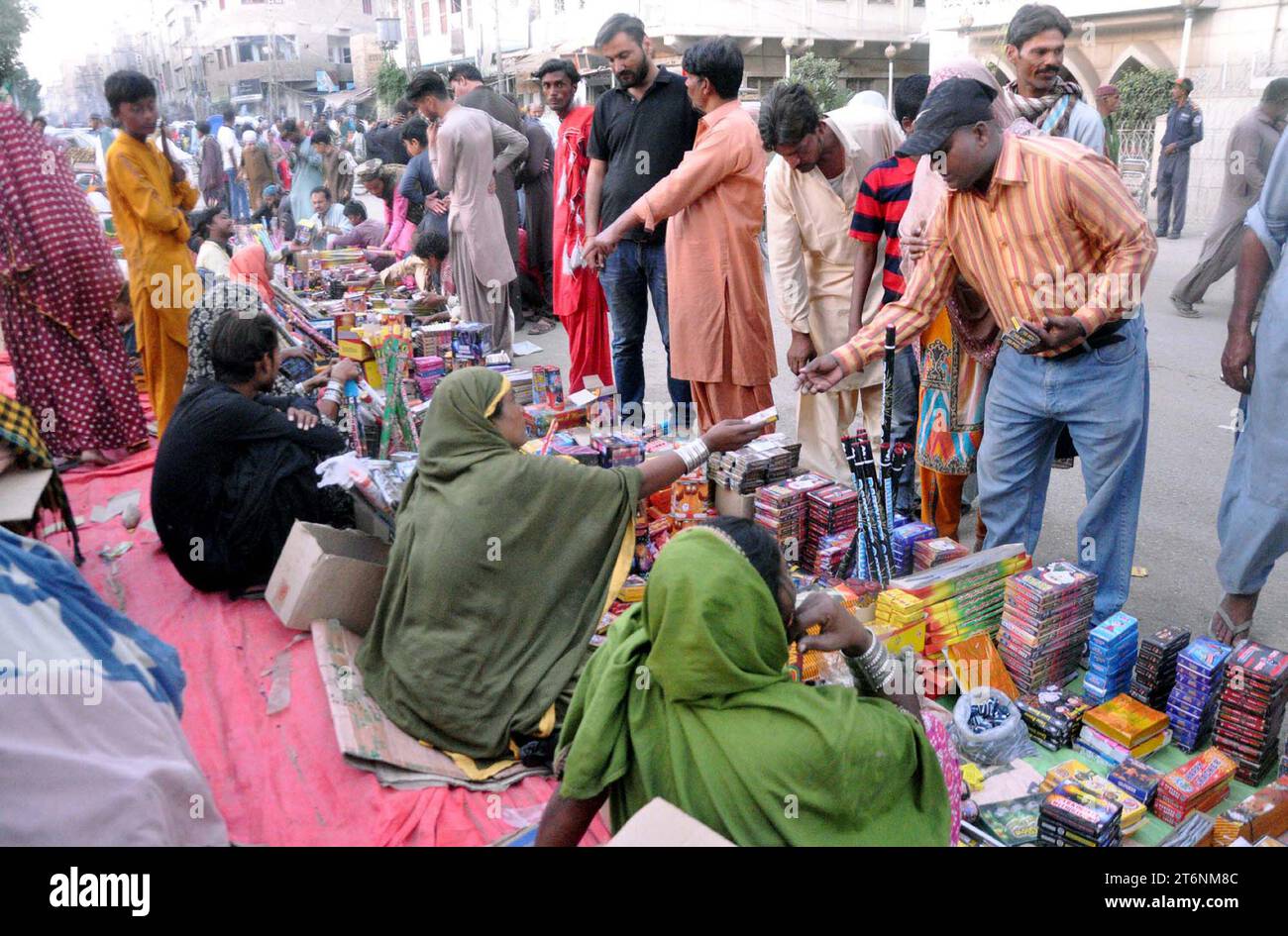 La gente della comunità indù è impegnata nell'acquisto di articoli pirotecnici alla vigilia del Festival indù di Diwali, al Tower Market di Hyderabad sabato 11 novembre 2023. Foto Stock