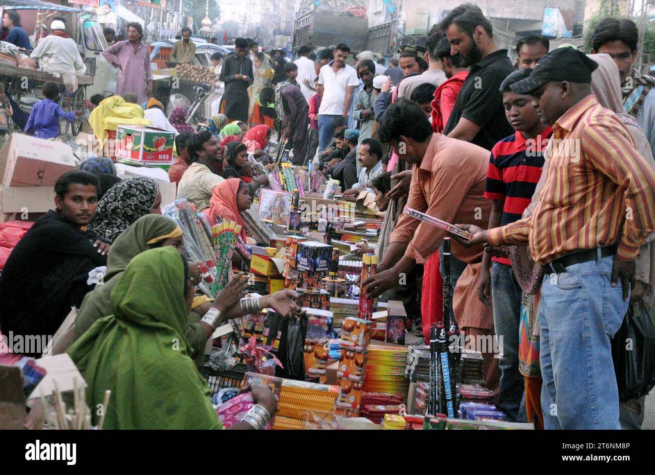 La gente della comunità indù è impegnata nell'acquisto di articoli pirotecnici alla vigilia del Festival indù di Diwali, al Tower Market di Hyderabad sabato 11 novembre 2023. Foto Stock