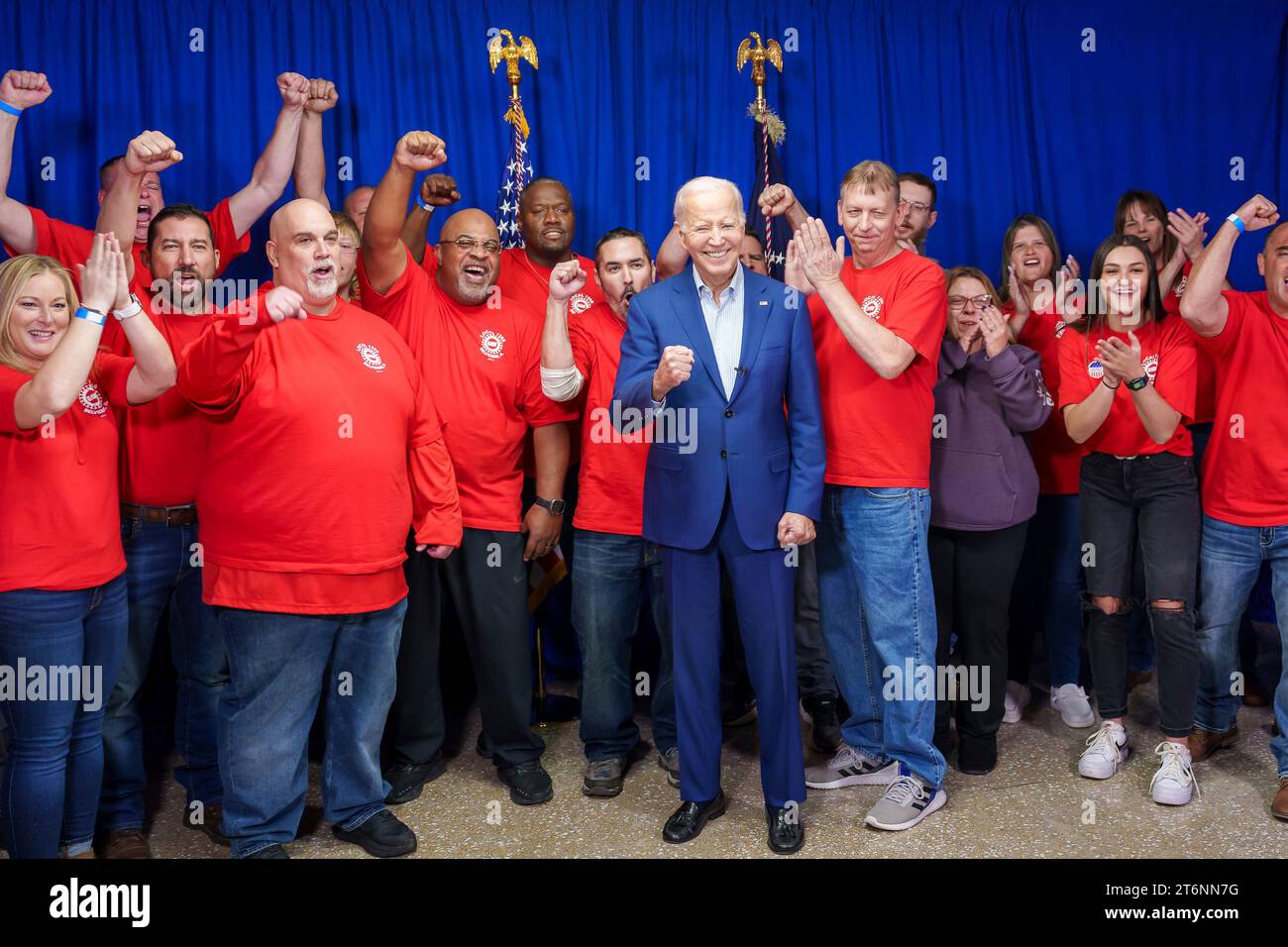 Belvidere, Stati Uniti. 9 novembre 2023. Il presidente degli Stati Uniti Joe Biden celebra il nuovo contratto UAW con le tre grandi case automobilistiche mentre registrano un video al Community Building Complex, il 9 novembre 2023 a Belvidere, Illinois. Credito: Adam Schultz/White House Photo/Alamy Live News Foto Stock