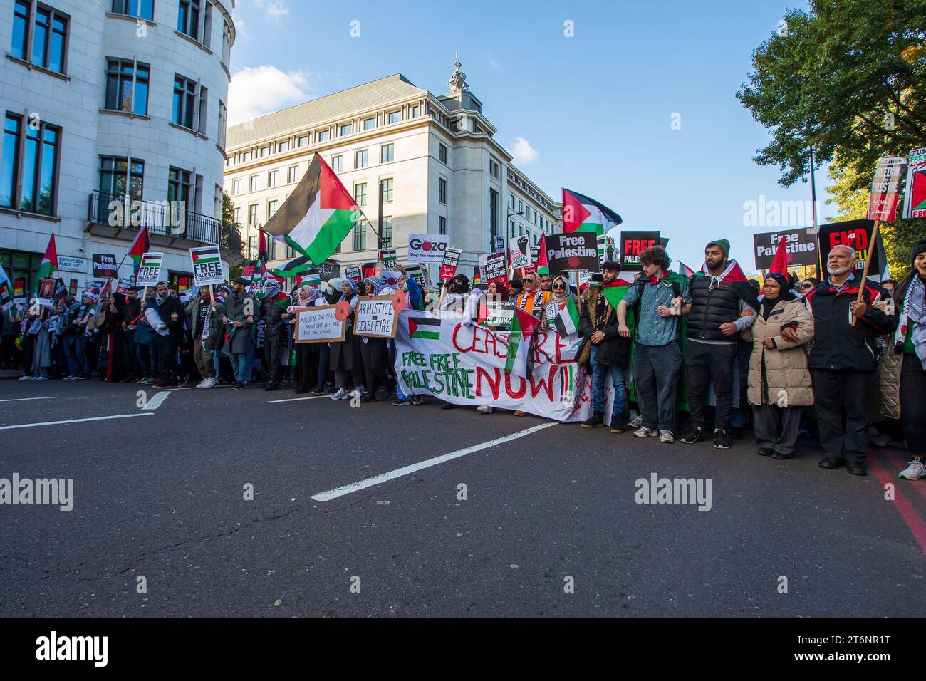 11 novembre 2023. Londra, Regno Unito. Manifestanti pro-palestinesi che chiedono un cessate il fuoco a Gaza marzo a Londra. Immagine: Max Tomlinson/Pathos Foto Stock