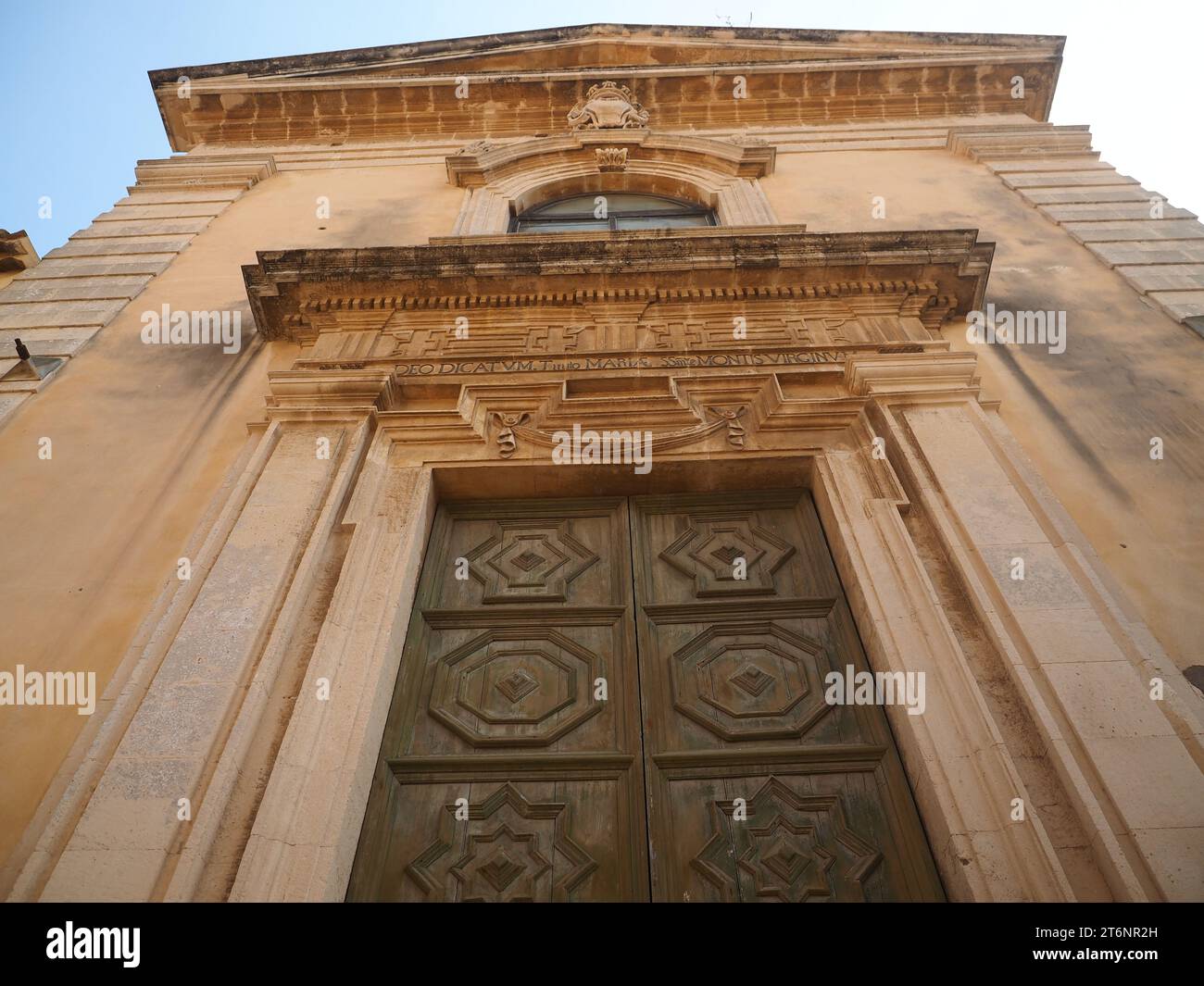 Vista da basso di un palazzo a Siracusa, Sicilia, Italia Foto Stock