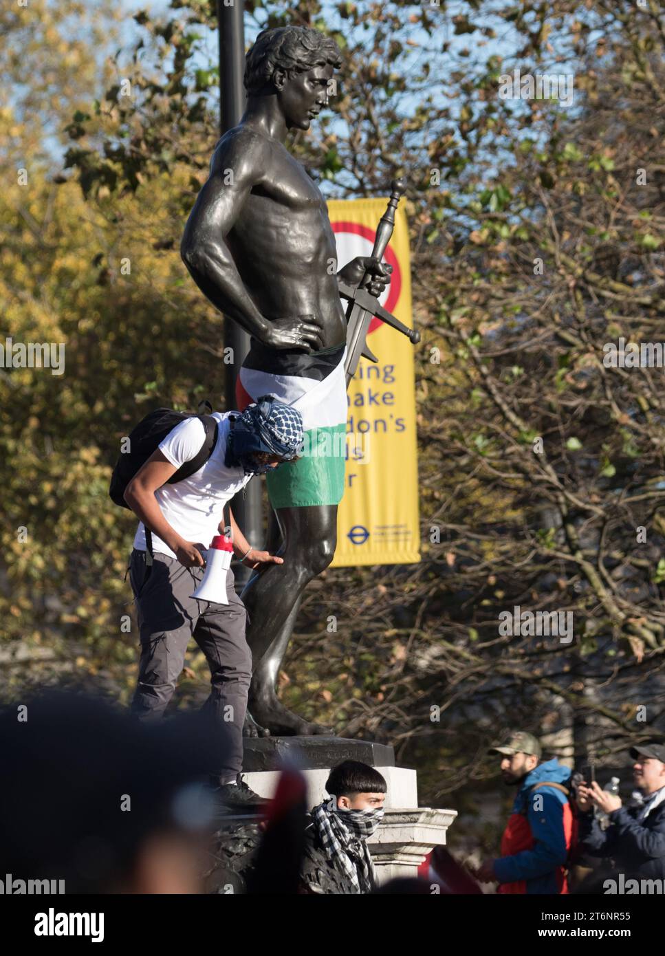 Westminster, Londra, Regno Unito. 11 novembre 2023. Vari gruppi pro-palestinesi marciano attraverso il centro di Londra a sostegno della Palestina e di quelli a Gaza colpiti dal conflitto militare in corso tra le forze di difesa israeliane e Hamas. La marcia si svolge nonostante molte critiche data la decisione dei suoi organizzatori di procedere con essa il giorno dell’armistizio, quando il Regno Unito ricorda di essere morto in guerra con un silenzio di 2 minuti. . Crediti: Newspics UK London/Alamy Live News Foto Stock