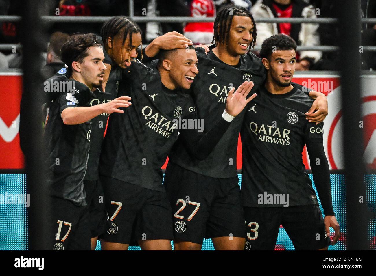 Kylian MBAPPE del PSG celebra il suo gol con i compagni di squadra durante la partita di calcio del campionato francese di Ligue 1 tra lo Stade de Reims e il Paris Saint-Germain l'11 novembre 2023 allo stadio Auguste Delaune di Reims, Francia - foto Matthieu Mirville / DPPI Foto Stock