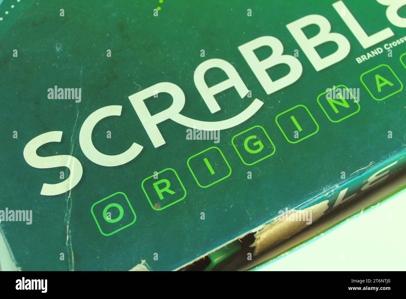 Una foto della scatola verde del gioco da tavolo "Scrabble". Foto Stock