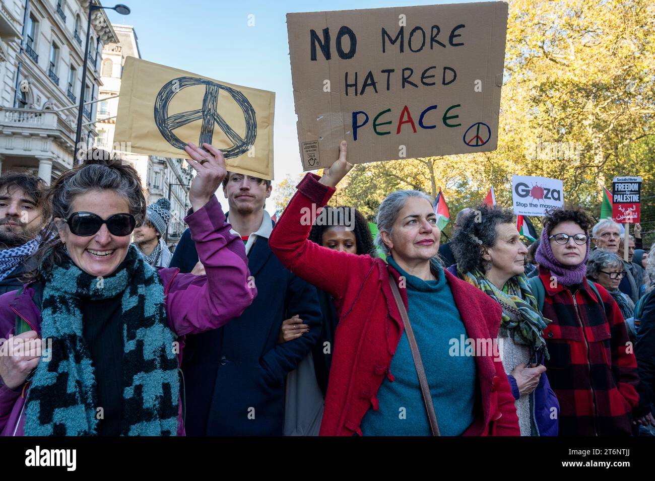 Protesta contro il bombardamento di Gaza. Donne con cartelloni 'basta odio. La pace e il divieto del simbolo della bomba. 11 novembre 2023 Foto Stock