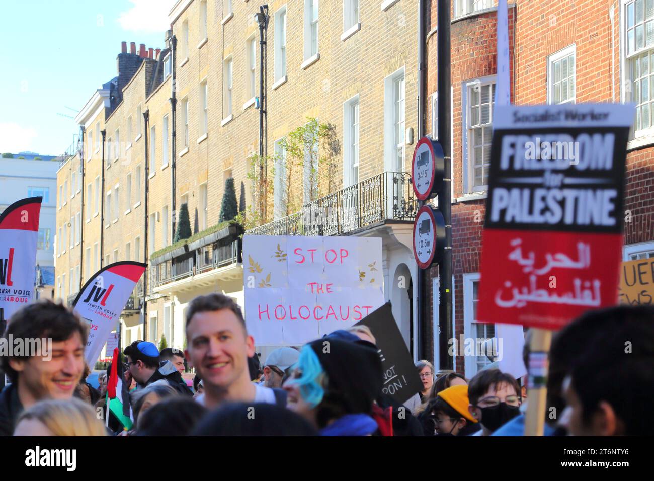 Londra, Regno Unito, 11 novembre 2023, manifestanti ebrei pro-palestinesi che chiedono il rilascio degli ostaggi, un cessate il fuoco e la fine dei bombardamenti sulla striscia di Gaza. Crediti: Uwe Deffner / Alamy Live News. Foto Stock