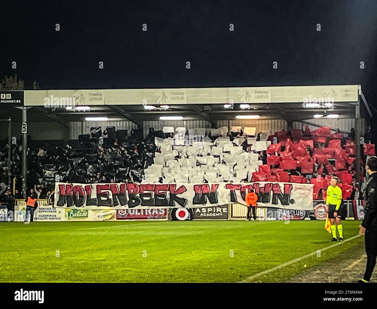 I tifosi di Rwdm raffigurati durante una partita di calcio tra KAS Eupen e RWD Molenbeek, sabato 11 novembre 2023 a Eupen, il giorno 14/30 della prima divisione del campionato belga "Jupiler Pro League" del 2023-2024. BELGA FOTO BRUNO FAHY Foto Stock