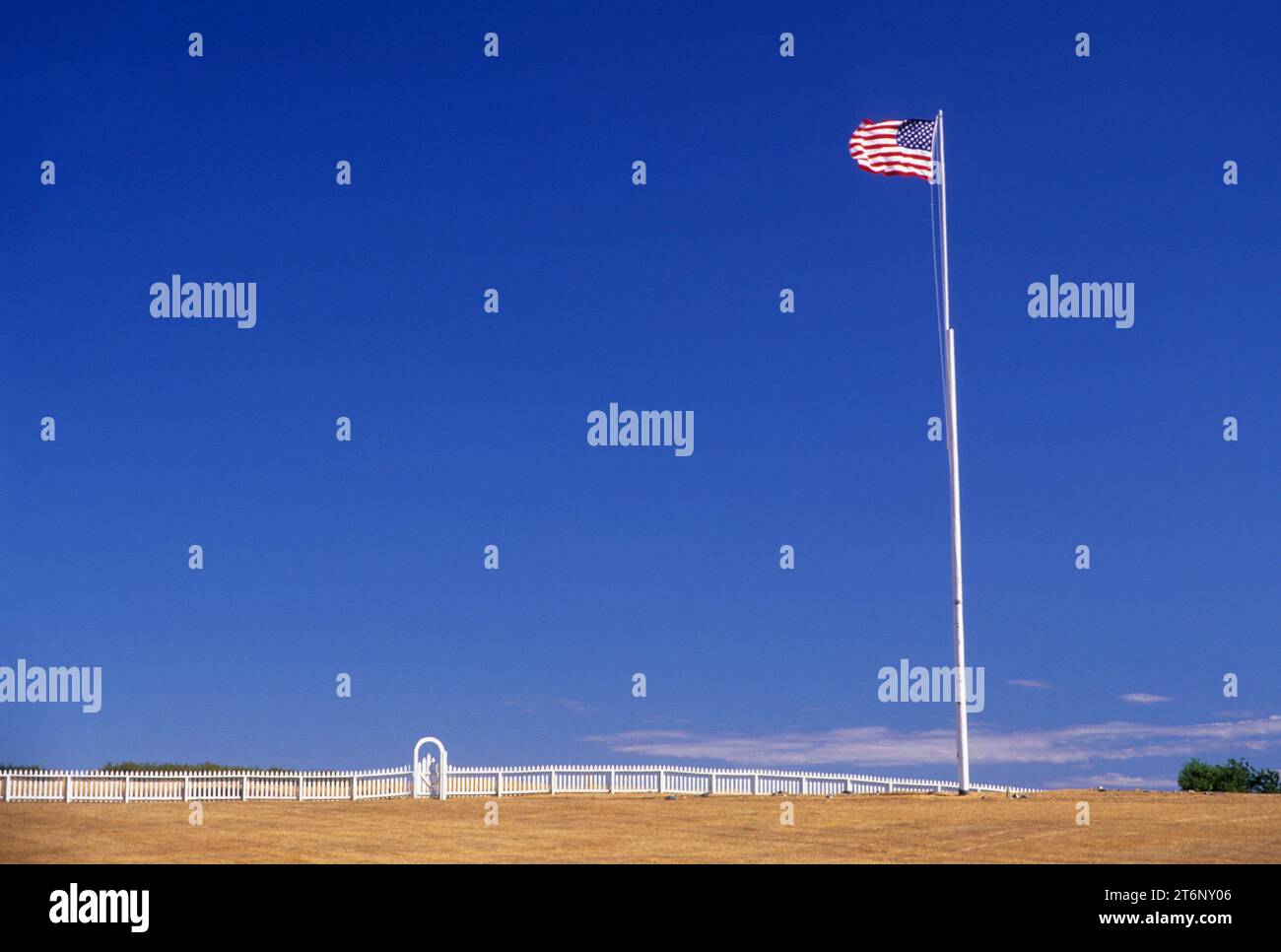 Recinzione con bandiera americana, American Camp, San Juan Island National Historic Park, Washington Foto Stock