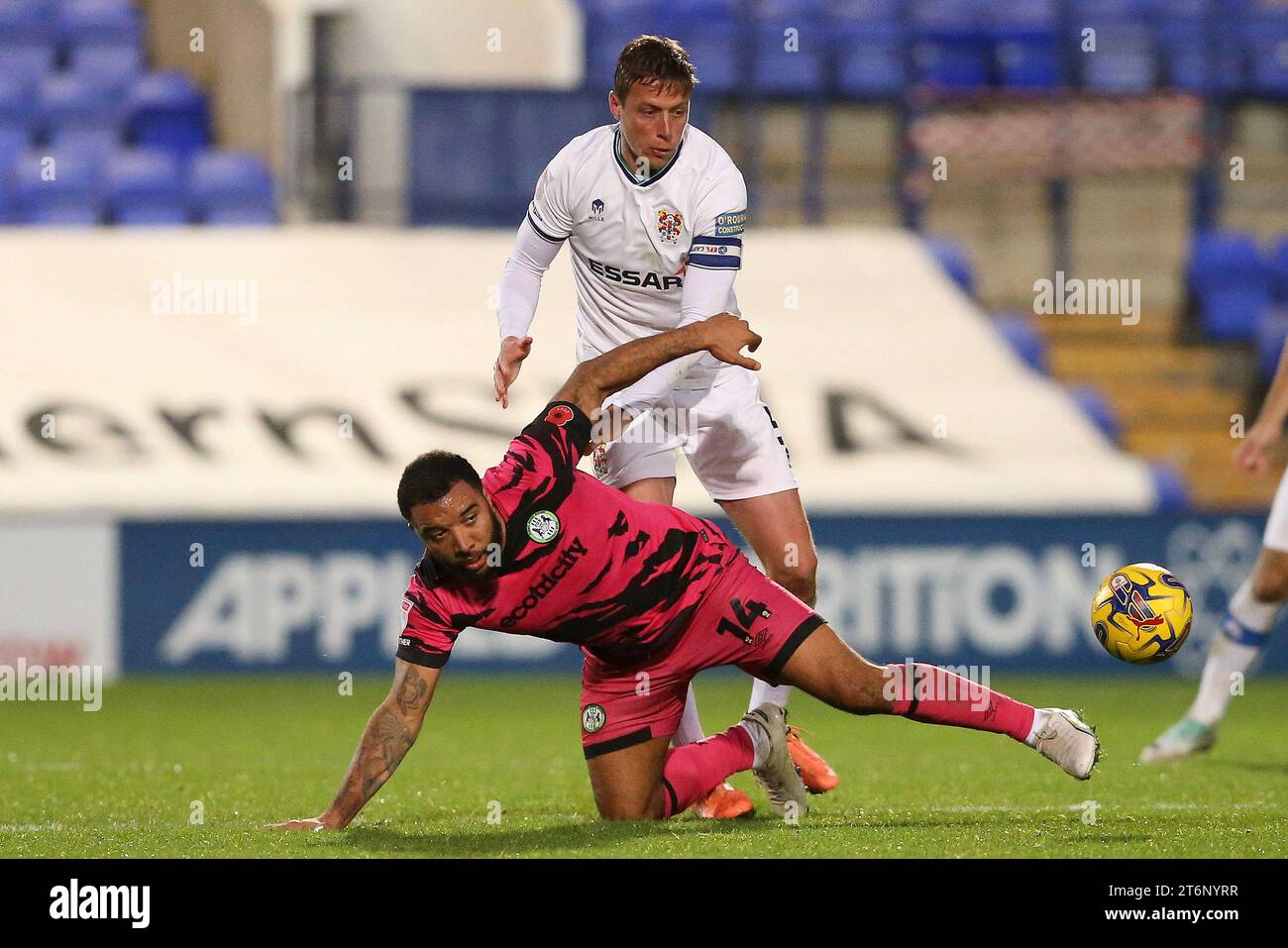 Troy Deeney dei Forest Green Rovers e Tom Davies dei Tranmere Rovers in azione. EFL Skybet Football League Two match, Tranmere Rovers contro Forest Green Rovers a Prenton Park, Birkenhead, Wirral sabato 11 novembre 2023. Questa immagine può essere utilizzata solo per scopi editoriali. Solo per uso editoriale, .pic di Chris Stading/ Andrew Orchard fotografia sportiva/Alamy Live News Foto Stock