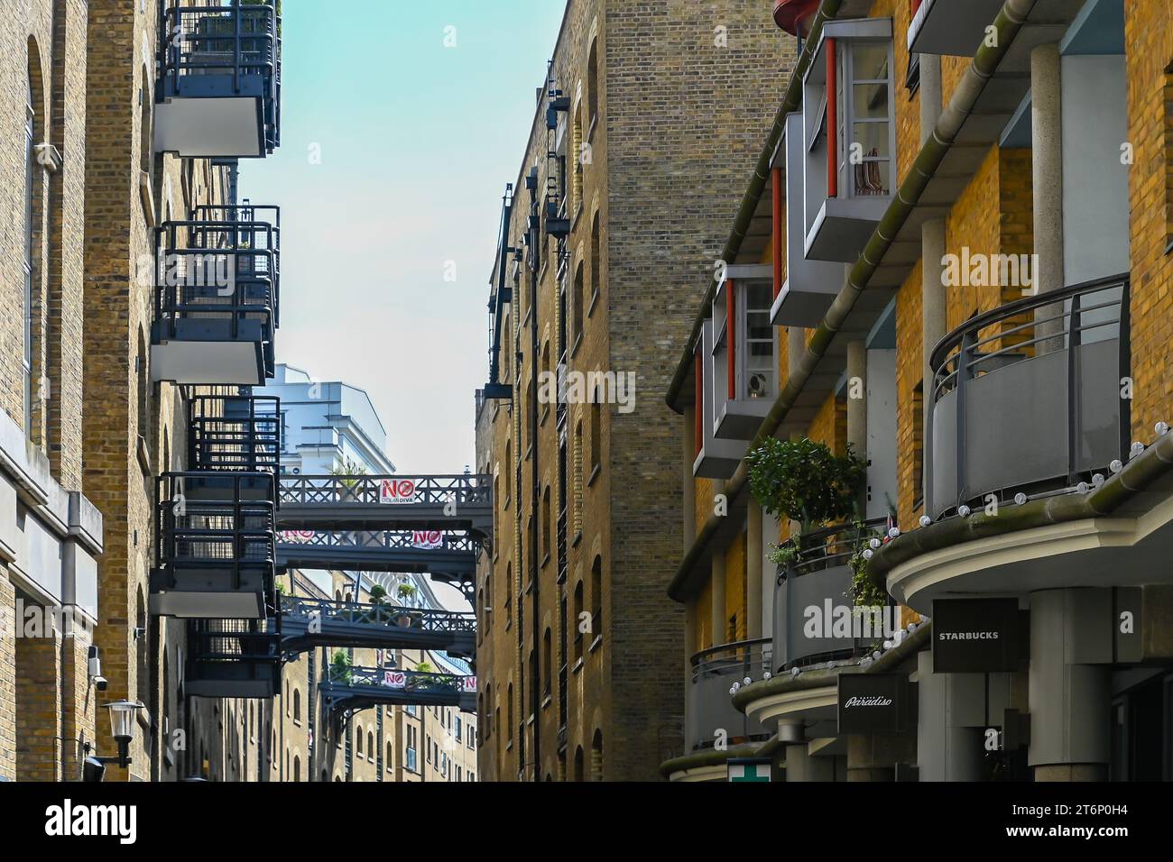 Londra, Regno Unito, 3 settembre 2023: Storica Shad Thames a Londra vicino al Tower Bridge. Questa vecchia strada acciottolata è nota per i suoi passaggi pedonali sopraelevati Foto Stock