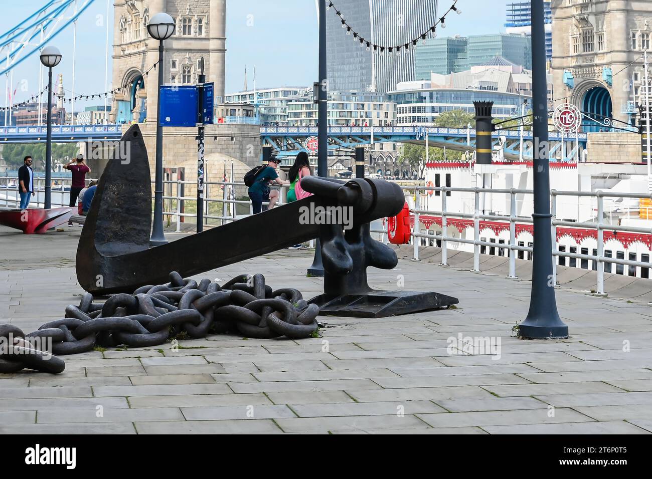 Shad Riverside vicino allo storico edificio Butlers Wharf sul fiume Tamigi a Londra Foto Stock