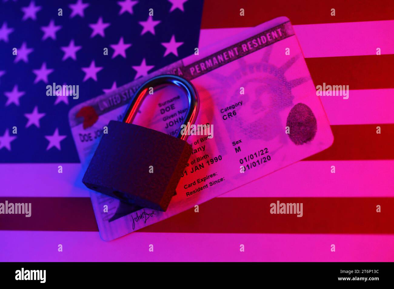 Green Card permanente per residenti per US DV-lotteria con piccolo lucchetto sulla bandiera degli Stati Uniti da vicino Foto Stock