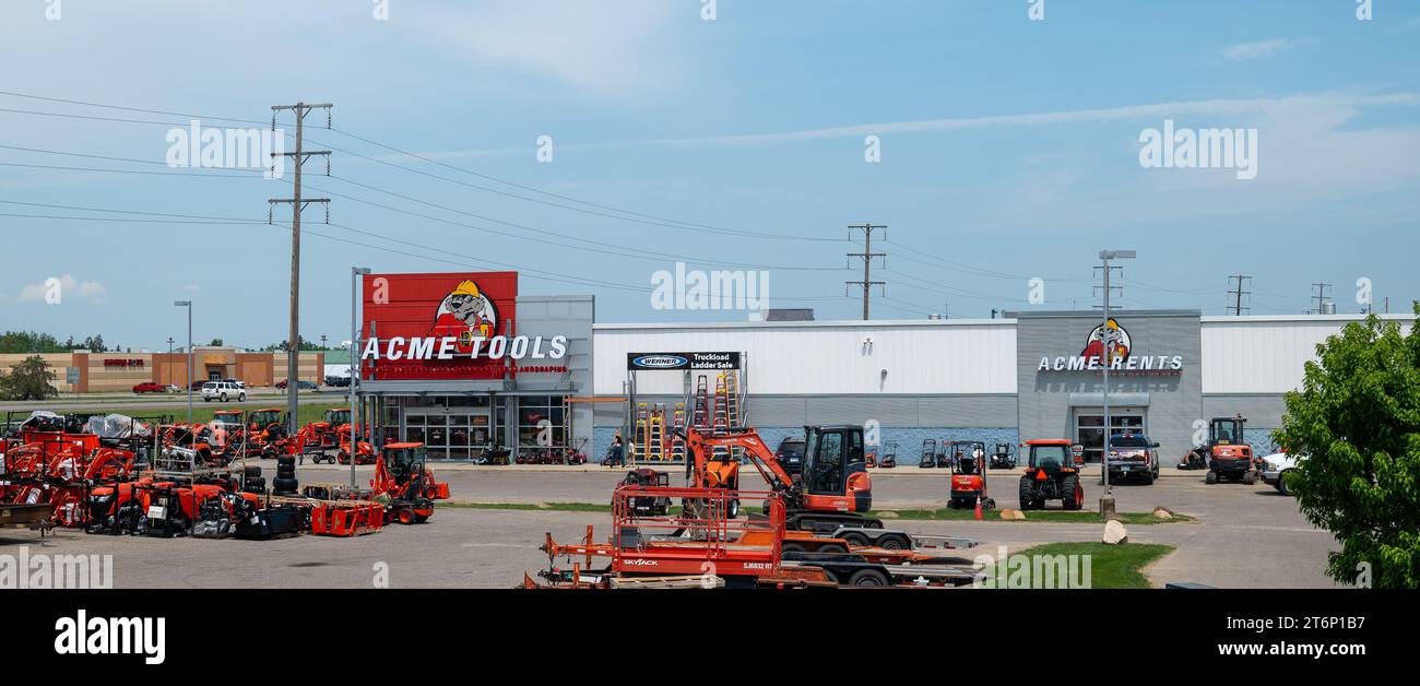 BEMIDJI, Minnesota - 3 giugno 2023: Negozio Acme Tools and Rental davanti e articoli da acquistare o affittare, all'esterno di fronte all'edificio. Foto Stock