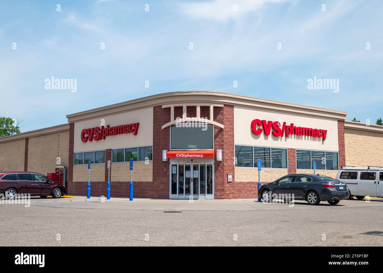 BEMIDJI, Minnesota - 3 giugno 2023: Edificio della farmacia CVS e parcheggio con veicoli. Foto Stock