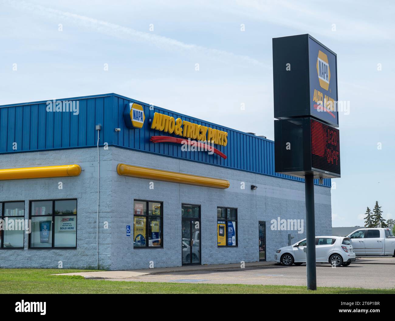 BEMIDJI, Minnesota - 3 giugno 2023: Ingresso e cartello per l'edificio di NAPA per negozi di ricambi per auto e camion. Foto Stock