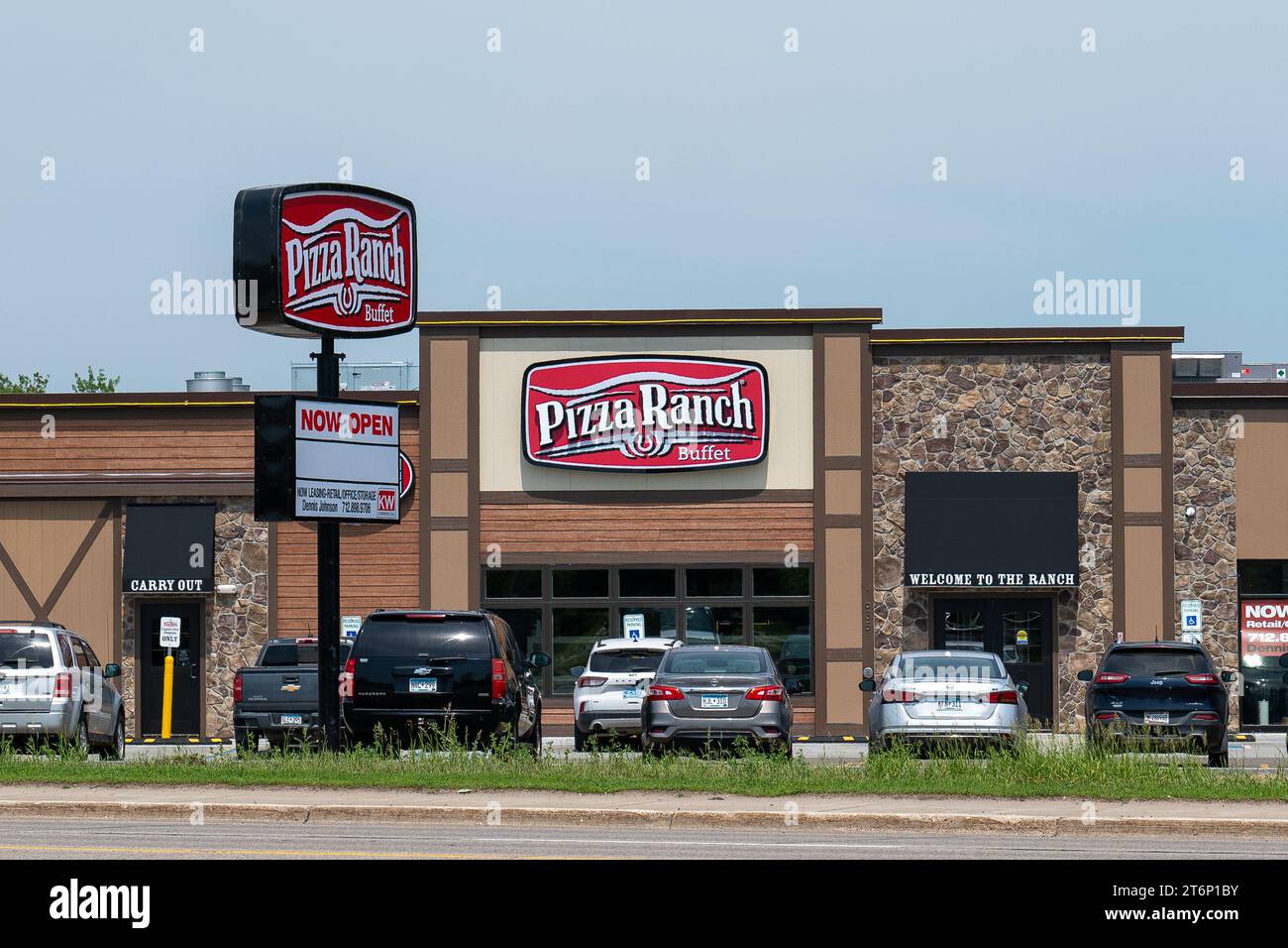 BEMIDJI, Minnesota - 3 giugno 2023: Pizza Ranch, ristorante a buffet, edificio e ingresso, con auto di clienti nel ristorante. Foto Stock