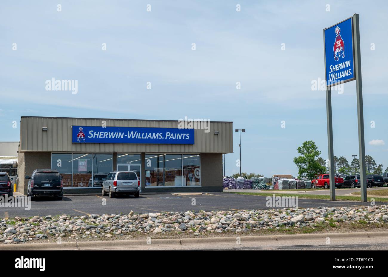 BEMIDJI, Minnesota - 3 giugno 2023: Sherwin-Williams dipinge edificio e insegna. Foto Stock