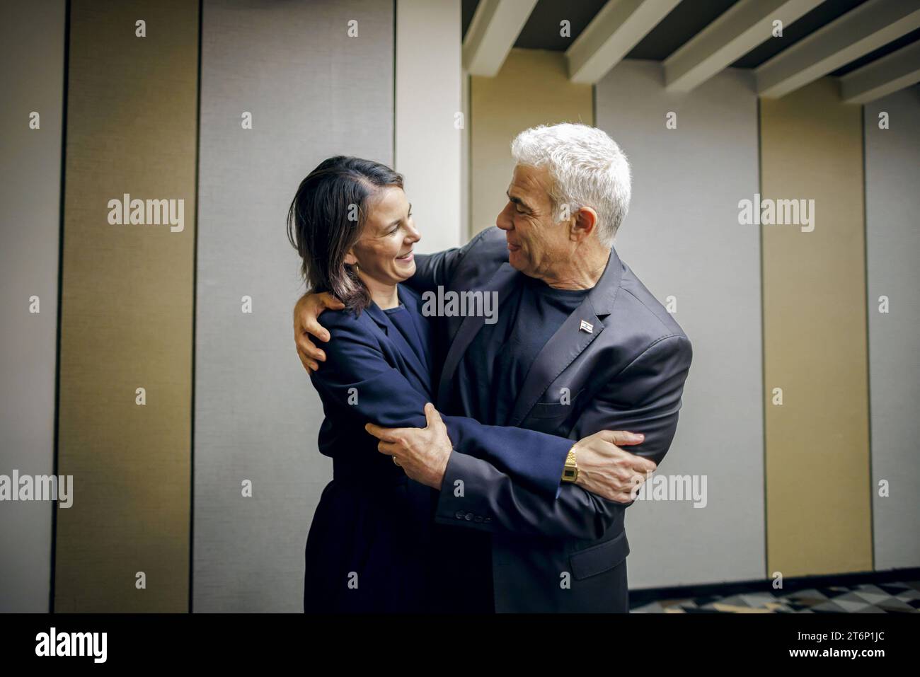 Annalena Baerbock Buendnis 90/Die Gruenen, Bundesaussenministerin, trifft den israelischen Politiker Jair Lapid. Tel Aviv, 11.11.2023. Tel Aviv Israele *** Annalena Baerbock Buendnis 90 Die Gruenen , Ministro federale degli Esteri, incontra il politico israeliano Jair Lapid Tel Aviv, 11 11 2023 Tel Aviv Israele Copyright: XThomasxTrutschelx Foto Stock