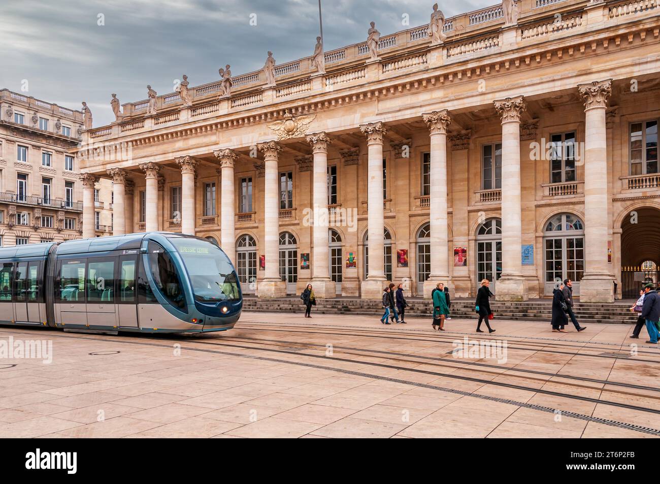 Il Grand Théâtre de Bordeaux e un tram che passa di fronte, in Gironde, Nouvelle-Aquitaine, Francia Foto Stock