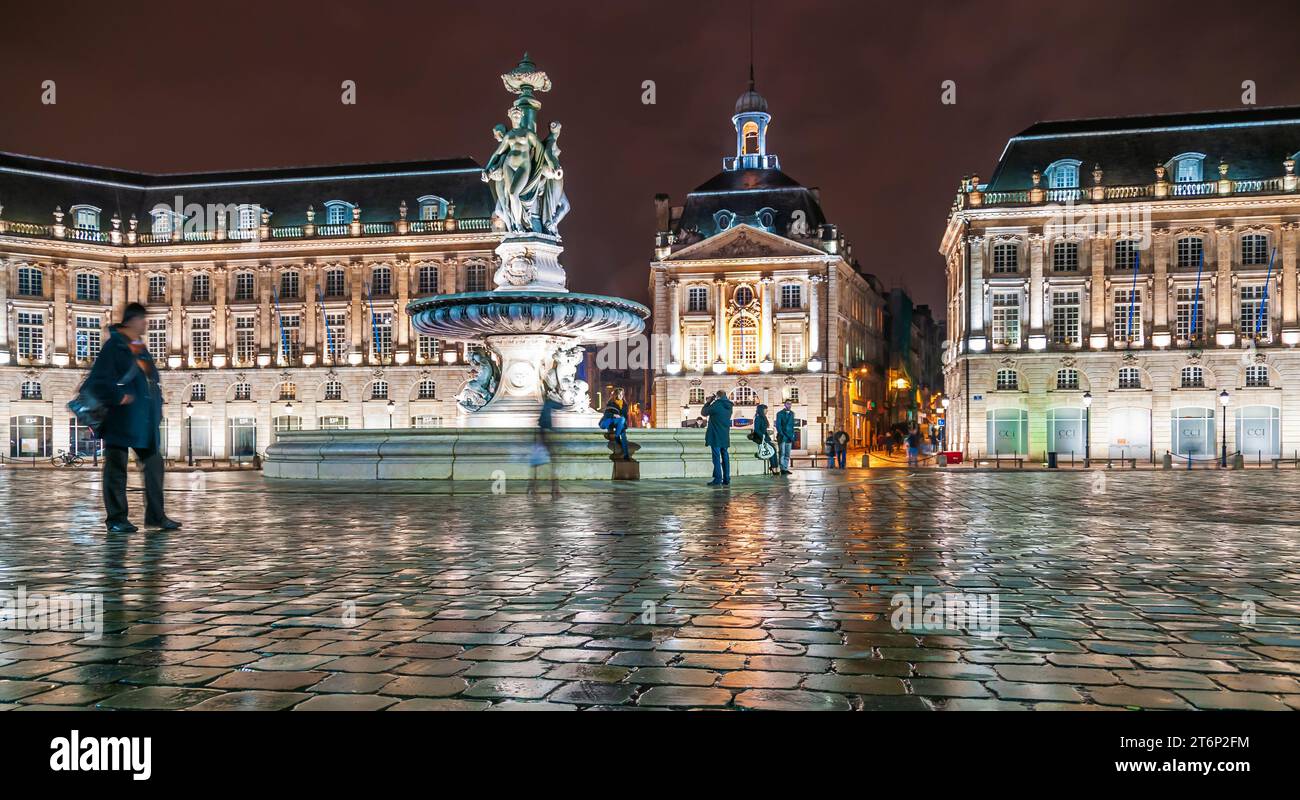 Fontana delle tre Grazie in Place de la Bourse a Bordeaux di notte in Gironde, Nouvelle-Aquitaine, Francia Foto Stock
