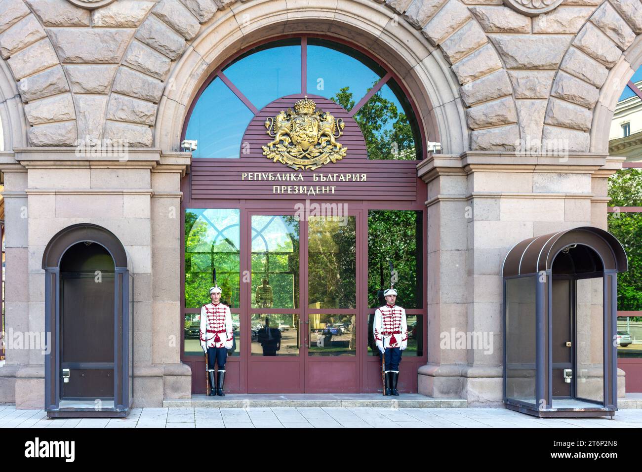 Guardie nazionali in servizio presso l'edificio amministrativo del Presidente della Repubblica di Bulgaria, Centro città, Sofia, Repubblica di Bulgaria Foto Stock