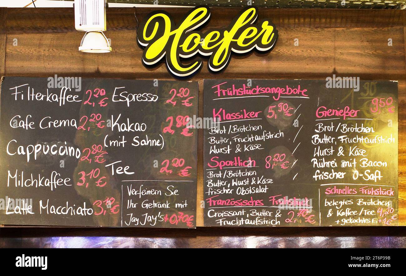 Chalk Board con menu per caffè e cibo presso l'iconico Hoefer Cafe di Coblenza, Germania. Foto Stock