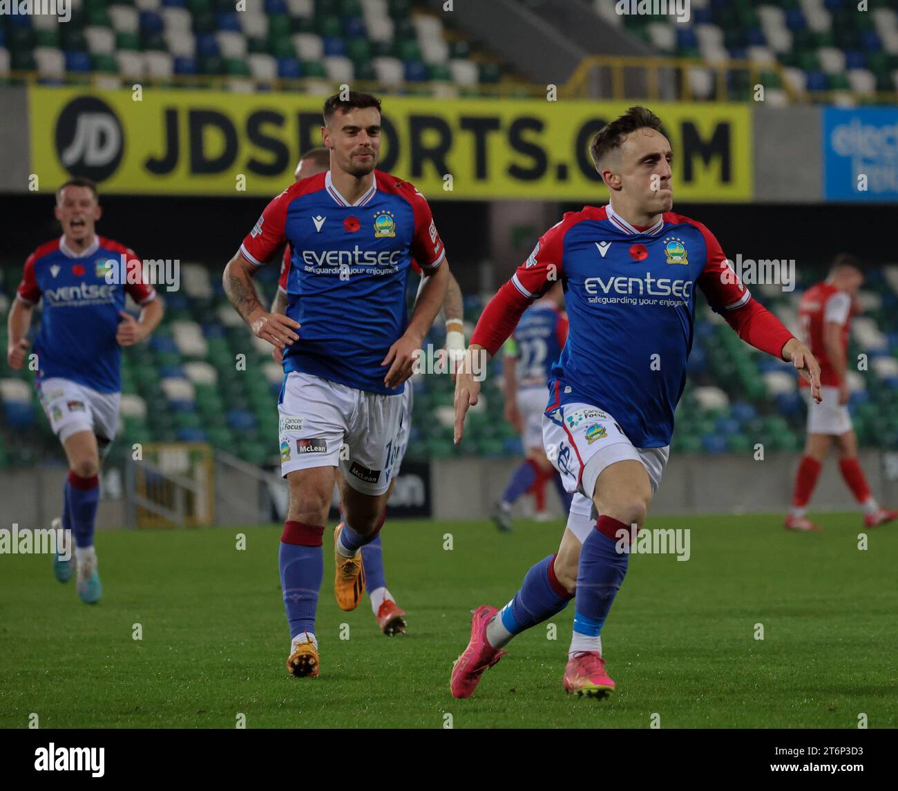 Windsor Park, Belfast, Irlanda del Nord, Regno Unito. 11 novembre 2023. Sports Direct Premiership – Linfield V Larne. Azione Irish Premiership della partita di stasera a Belfast. (Linfield in blu). Joel Cooper mette Linfield al primo posto e festeggia. Credito: CAZIMB/Alamy Live News. Foto Stock