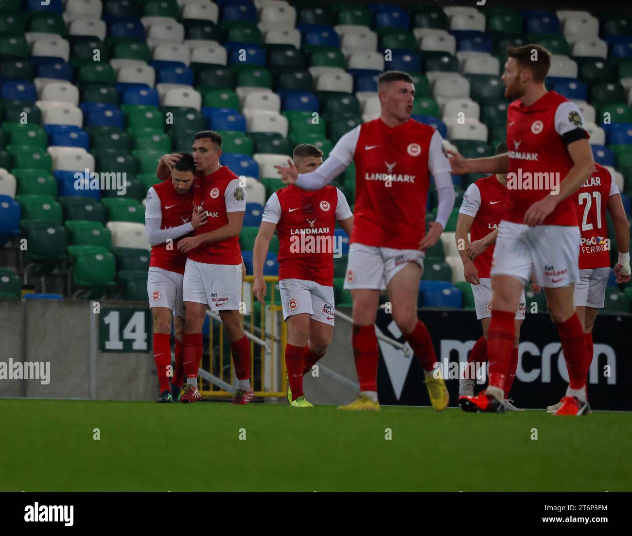 Windsor Park, Belfast, Irlanda del Nord, Regno Unito. 11 novembre 2023. Sports Direct Premiership – Linfield V Larne. Azione Irish Premiership della partita di stasera a Belfast. (Linfield in blu). Mark Randall equipara Larne. Credito: CAZIMB/Alamy Live News. Foto Stock