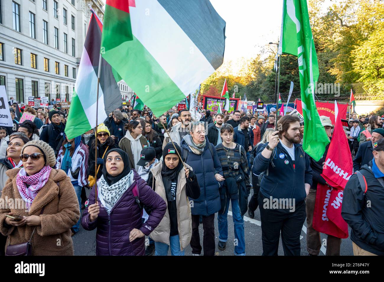 Londra, novembre 2023. I manifestanti marciano nel centro di Londra con bandiere e cartelli palestinesi. Foto Stock