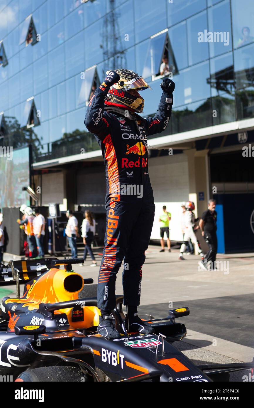 MAX VERSTAPPEN della RED BULL RACING HONDA RBPT festeggia con la MECCANICA dopo la gara come parte del Gran Premio di F1 di San Paolo 2023 all'autodromo Jose CA Foto Stock