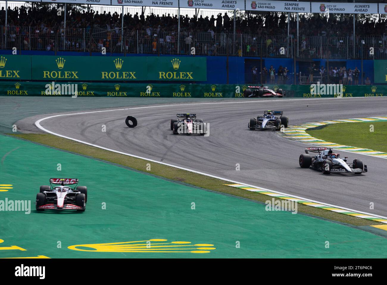 KEVIN MAGNUSSEN del TEAM MONEYGRAM HAAS F1 e ALEXANDER ALBON di WILLIAMS incidente AUTOMOBILISTICO con una gomma in pista durante la gara come parte della F1 2023 Foto Stock