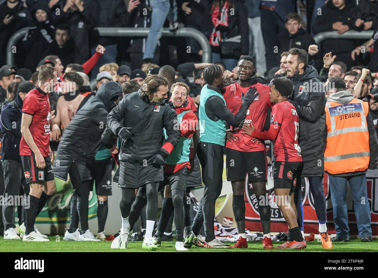 I giocatori di Rwdm festeggiano durante una partita di calcio tra KAS Eupen e RWD Molenbeek, sabato 11 novembre 2023 a Eupen, il giorno 14/30 della prima divisione del campionato belga "Jupiler Pro League" del 2023-2024. BELGA FOTO BRUNO FAHY Foto Stock