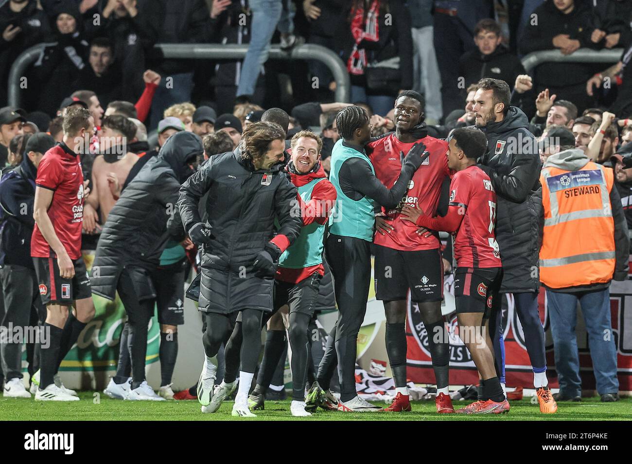 I giocatori di Rwdm festeggiano durante una partita di calcio tra KAS Eupen e RWD Molenbeek, sabato 11 novembre 2023 a Eupen, il giorno 14/30 della prima divisione del campionato belga "Jupiler Pro League" del 2023-2024. BELGA FOTO BRUNO FAHY Foto Stock