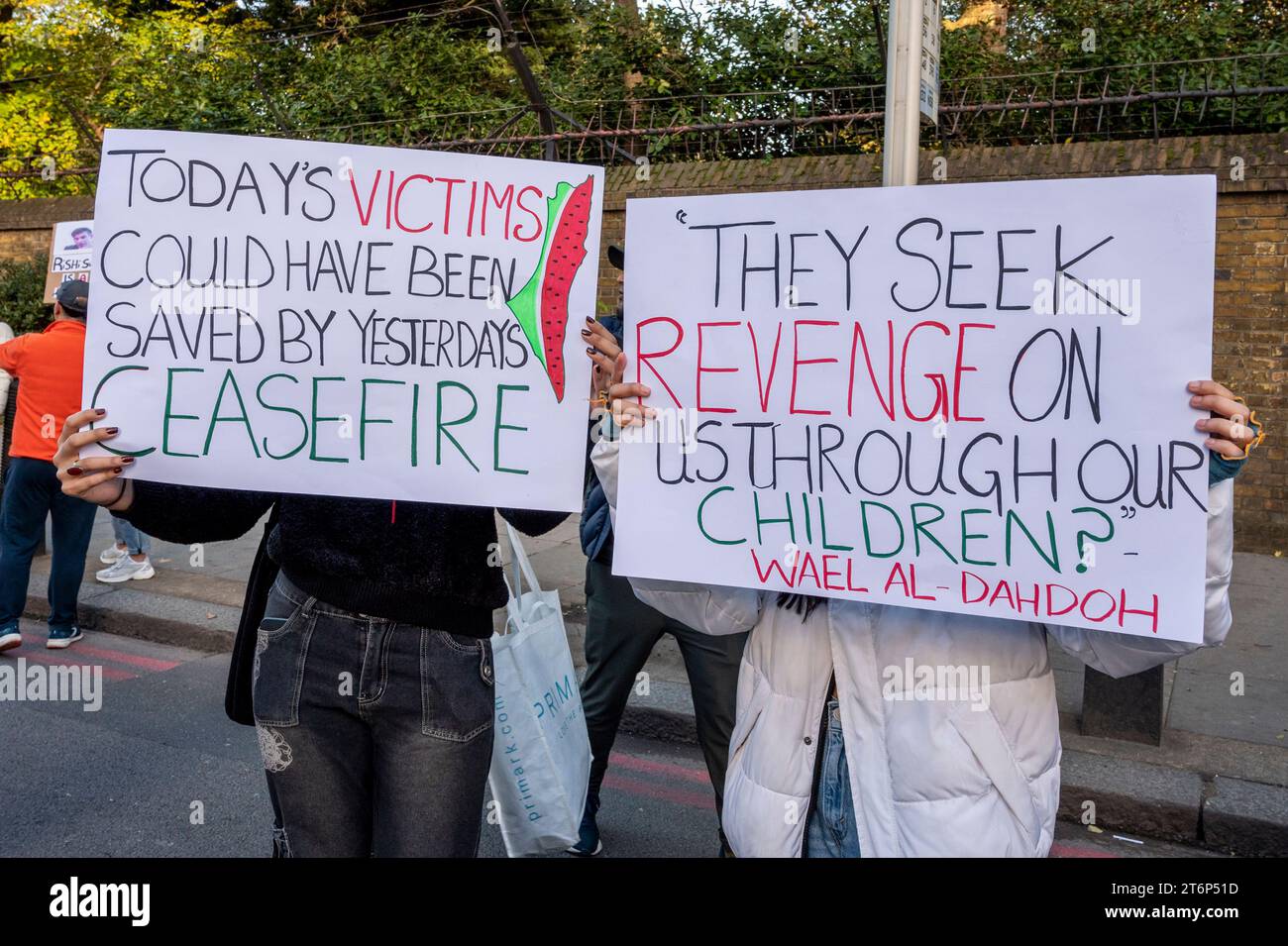 Protesta a Gaza. Londra. Le vittime di oggi dei cartelli avrebbero potuto essere salvate dal cessate il fuoco di ieri” e "cercano vendetta su di noi attraverso i nostri figli” Foto Stock