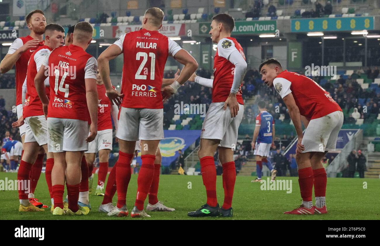 Windsor Park, Belfast, Irlanda del Nord, Regno Unito. 11 novembre 2023. Sports Direct Premiership – Linfield V Larne. Azione Irish Premiership della partita di stasera a Belfast. (Linfield in blu). Larne ha preso un vantaggio nel 2-1 attraverso Joe Thomson (6), Credit: CAZIMB/Alamy Live News. Foto Stock