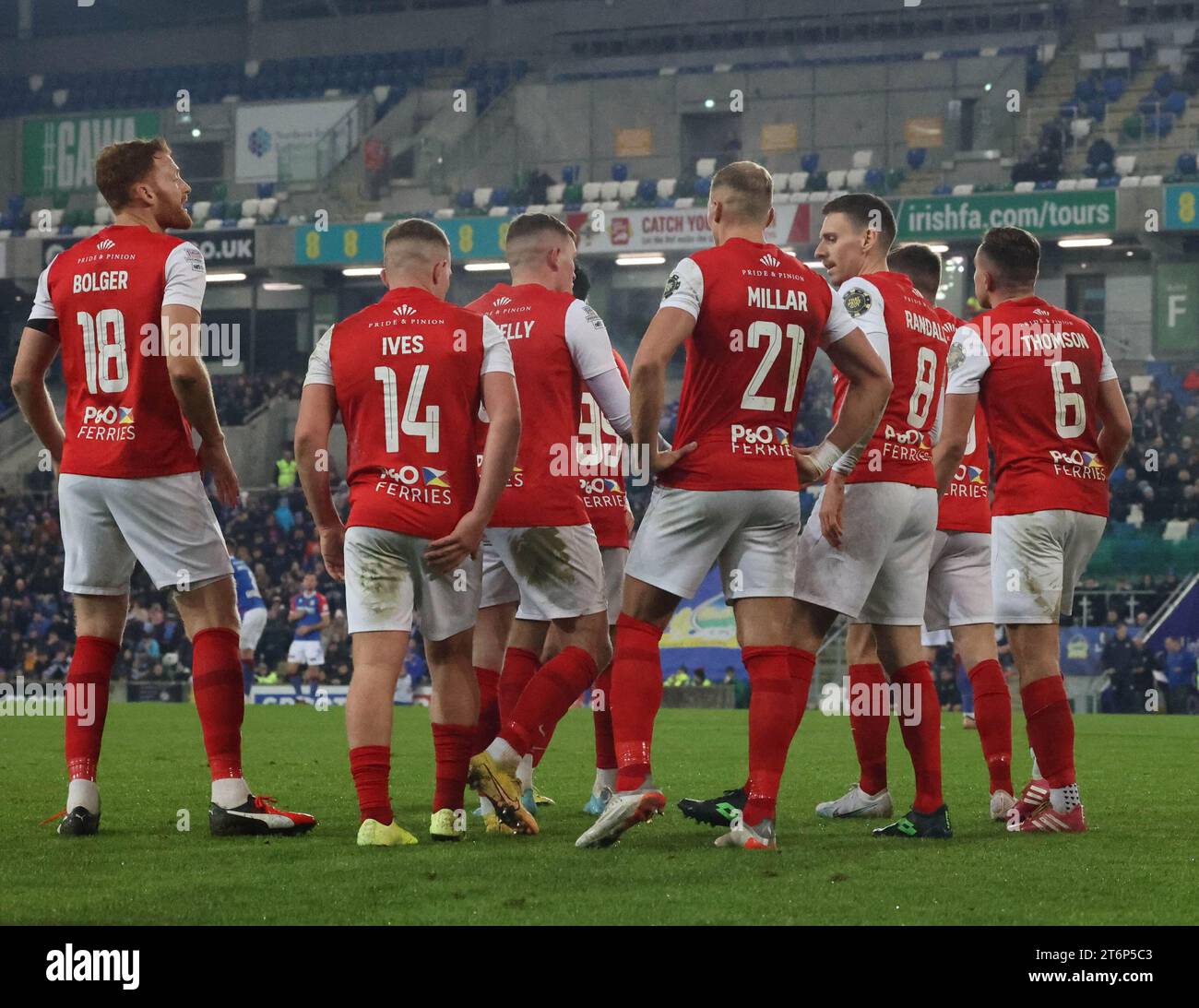 Windsor Park, Belfast, Irlanda del Nord, Regno Unito. 11 novembre 2023. Sports Direct Premiership – Linfield V Larne. Azione Irish Premiership della partita di stasera a Belfast. (Linfield in blu). Larne ha preso un vantaggio nel 2-1 attraverso Joe Thomson (6), Credit: CAZIMB/Alamy Live News. Foto Stock