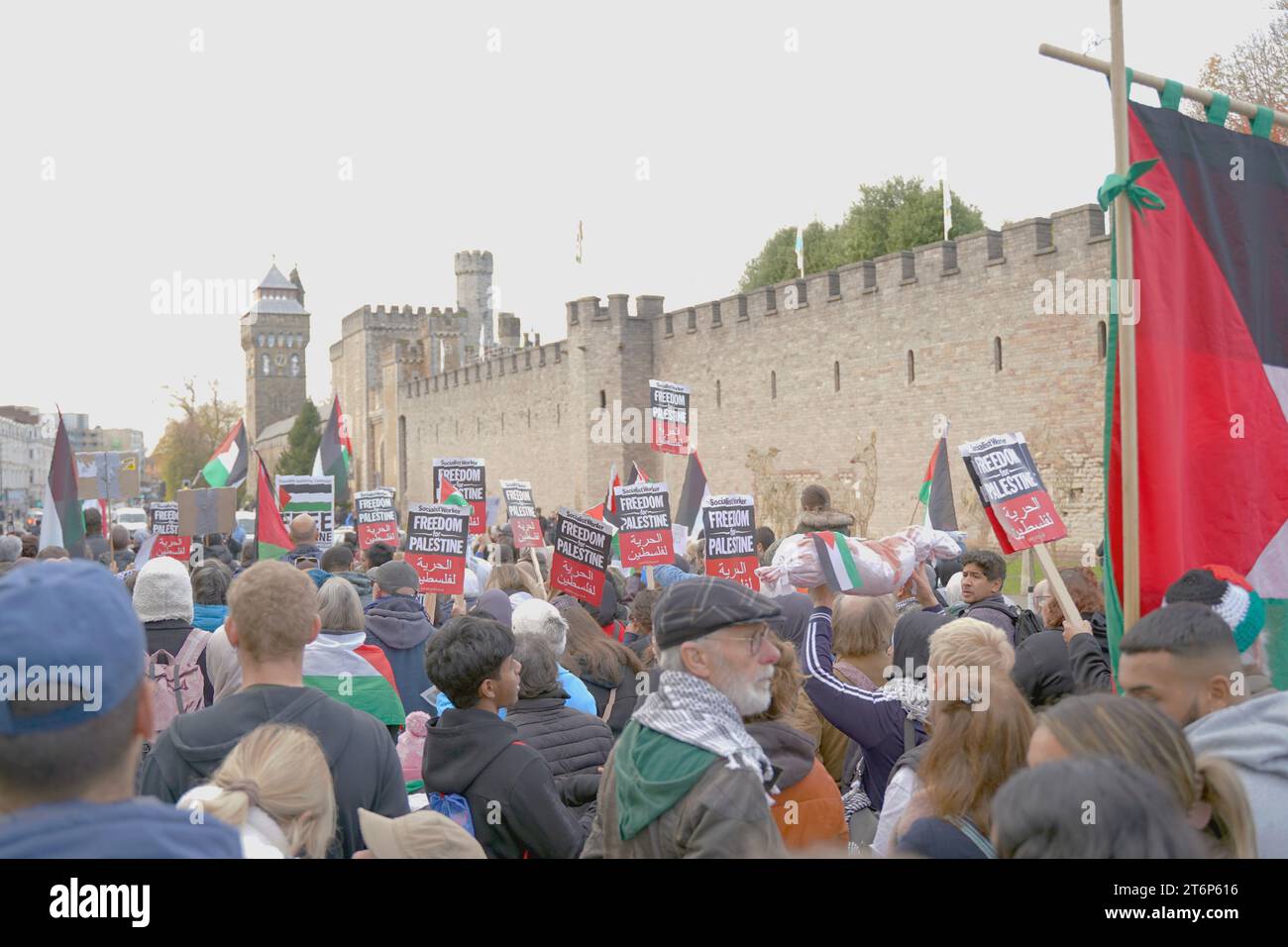 Cardiff, Galles 11 novembre 2023. Marcia per la Palestina. marcia pacifica di protesta attraverso il centro di Cardiff. Credit Penallta Photographics / Alamy Live News Foto Stock