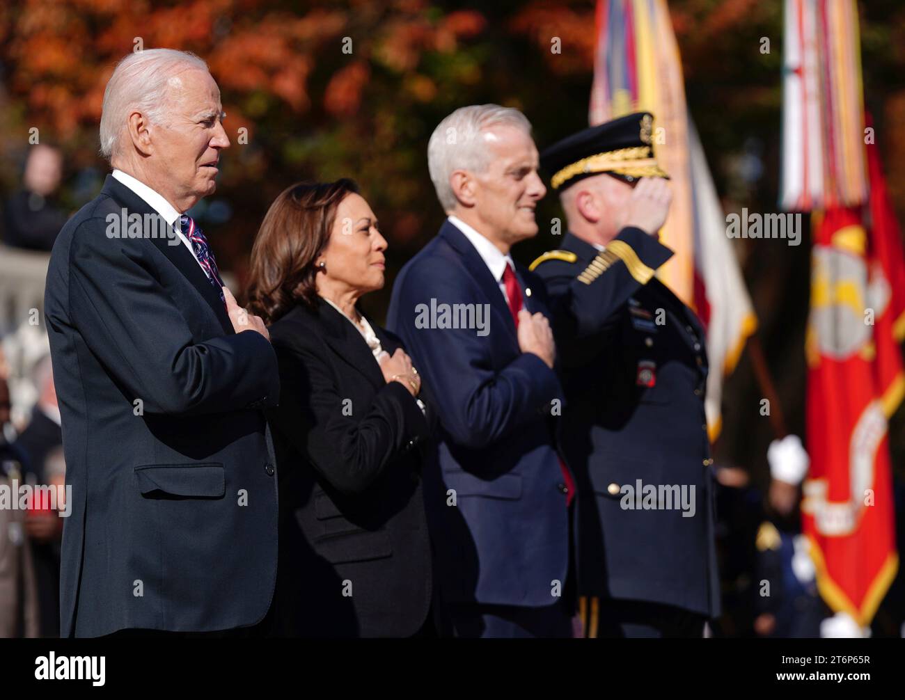 Da sinistra a destra: Il presidente degli Stati Uniti Joe Biden, il vicepresidente degli Stati Uniti Kamala Harris, il segretario degli affari dei veterani Denis McDonough e il maggiore generale Allan M. Pepin, comandante generale della Joint Task Force-National Capital Region, ascolta l'inno nazionale durante una cerimonia di posa della corona presso la Tomba del Milite Ignoto come parte di un'osservanza del National Veterans Day presso il Cimitero nazionale di Arlington, Virginia, sabato 11 novembre 2023. Credito: Bonnie Cash / Pool tramite CNP Foto Stock