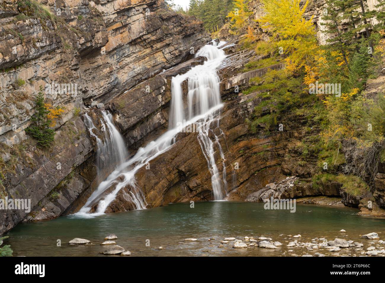 Cameron cade con il colore del fogliame autunnale nel Waterton Lakes National Park, Alberta, Canada. Foto Stock